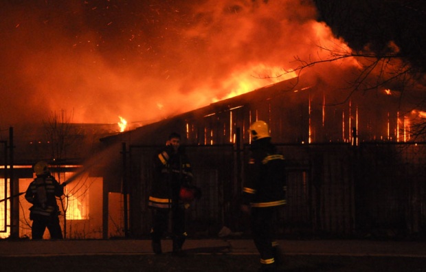 ЕКСПЛОЗИЈА ГАСА У МОСТАРУ: Велики пожар у тржном центру Бинго